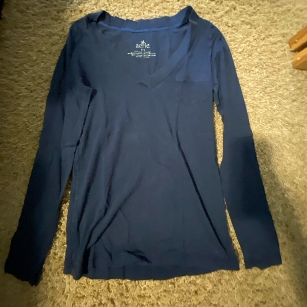 American Eagle long sleeve V neck shirt size S